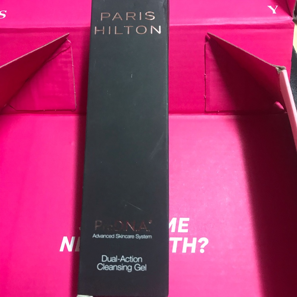 Paris Hilton pro DNA dual-action cleansing gel